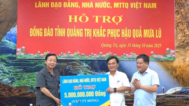 Phó Thủ tướng Trần Hồng Hà trao quà của lãnh đạo Đảng, Nhà nước và Mặt trận Tổ quốc hỗ trợ tỉnh Quảng Trị khắc phục hậu quả mưa lũ.
