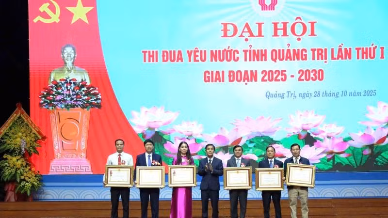  Bí thư Tỉnh ủy Quảng Trị Nguyễn Văn Phương trao tặng phần thưởng cao quý cho các tập thể, cá nhân có thành tích xuất sắc.