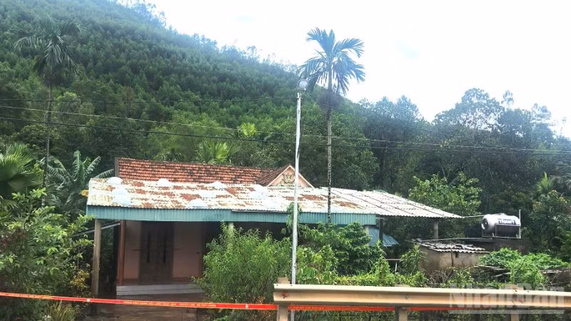 Nguy cơ sạt lở cao ở khu vực đồi Phòng Không trong những ngày mưa lũ này nên chính quyền địa phương đã sơ tán người dân ở phía dưới chân đồi.