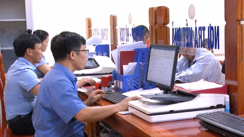 Cán bộ, công chức xã Nam Ba Đồn, tỉnh Quảng Trị giải quyết thủ tục hành chính trong lĩnh vực chứng thực cho người dân.