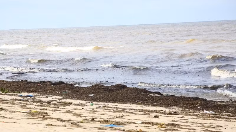 Bãi biển Nhật Lệ ngập rác đủ loại trong những ngày sau bão số 10.