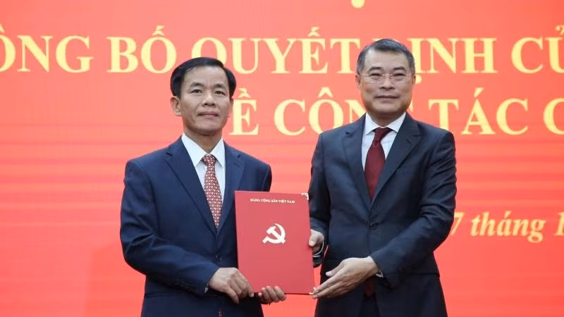 Đồng chí Lê Minh Hưng, Ủy viên Bộ Chính trị, Bí thư Trung ương Đảng, Trưởng Ban Tổ chức Trung ương trao quyết định cho tân Bí thư Tỉnh ủy Quảng Trị Nguyễn Văn Phương.