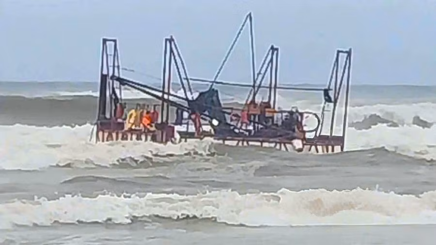 Năm công nhân trên bè khảo sát bị hư hỏng giữa sóng lớn gió to được anh Ngô Thanh Sơn cứu an toàn. (Ảnh: Công an Sen Ngư)