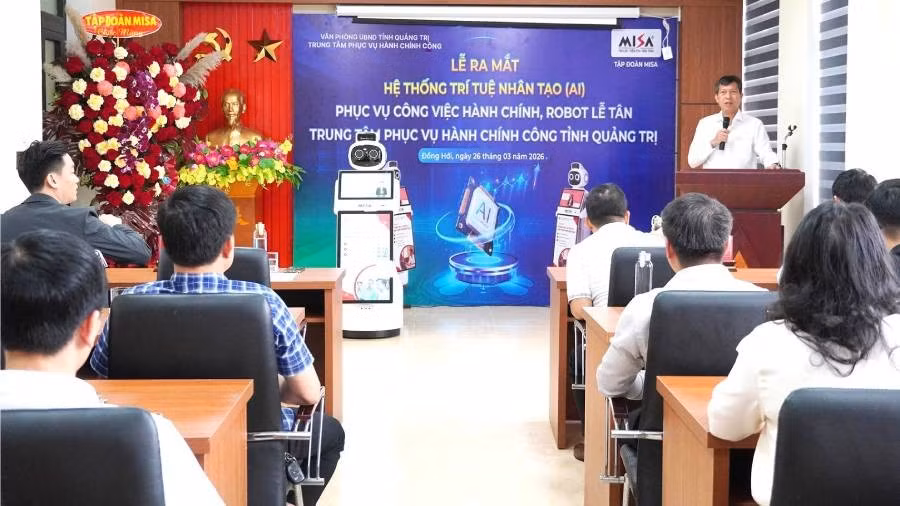Trung tâm phục vụ hành chính công tỉnh Quảng Trị thử nghiệm robot lễ tân phục vụ hành chính công. (Ảnh: MA)