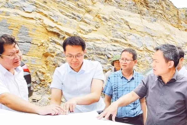 Lãnh đạo tỉnh kiểm tra thực địa dự án đường cao tốc Hòa Bình-Mộc Châu, tại gói thầu số 25 (Ảnh HUY THÀNH)