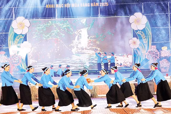 Chương trình văn nghệ đặc sắc tại lễ khai mạc Hội mùa vàng Lục Hồn 2025.