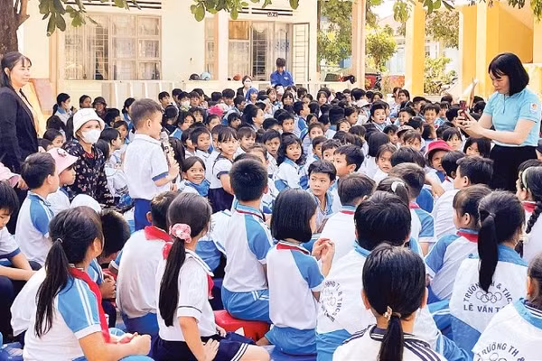 Buổi tuyên truyền thu hút đông đảo giáo viên và các em học sinh tham gia. 