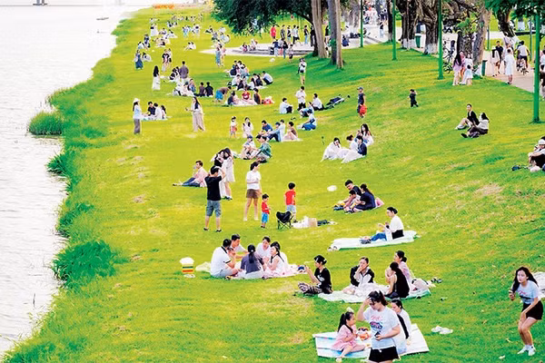 Không gian xanh hai bờ sông Hương thu hút người dân và du khách.
