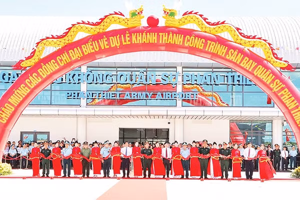 Sân bay quân sự Phan Thiết đưa vào hoạt động, tạo thế trận quốc phòngan ninh vững mạnh, góp phần phát triển kinh tế-xã hội.