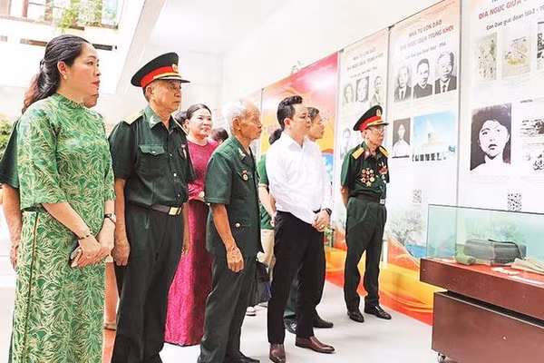 Các đại biểu tham quan gian trưng bày (Ảnh CÔNG DOANH)