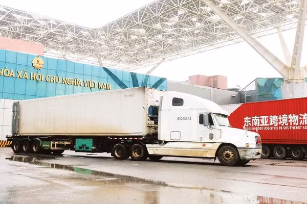 Hàng hóa xuất nhập khẩu thông quan qua cửa khẩu Bắc Luân II.