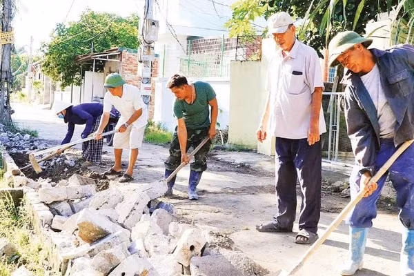 Người dân thôn Cống Khê tự nguyện hiến đất và bỏ nhiều công sức để mở rộng đường giao thông.
