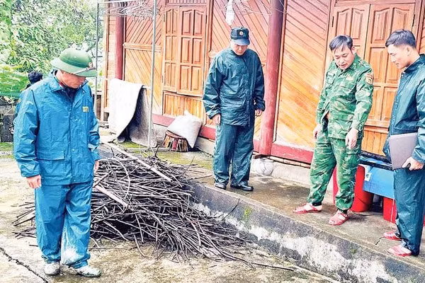 Lực lượng chức năng kiểm tra khu vực có nguy cơ sạt lở tại thôn Láo Vàng, xã Bát Xát. 