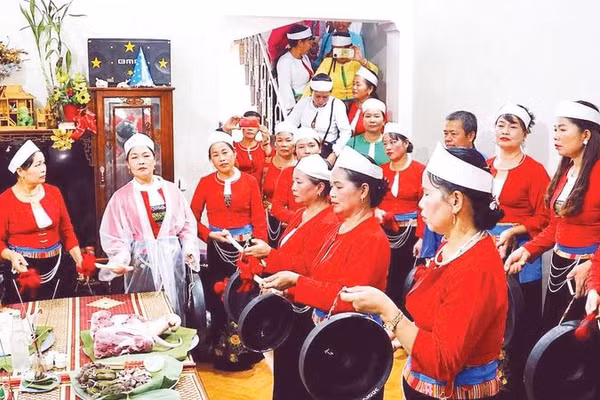 Đồng bào Mường thắp hương, dâng cỗ lên tổ tiên, sau đó đánh chiêng mừng Tết Độc lập.