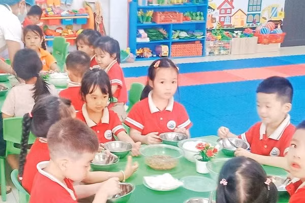 Bữa ăn bán trú của trẻ tại phân hiệu Hòa Bình, Trường mầm non Văn Lăng, tỉnh Thái Nguyên.