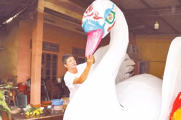 Hoàn thiện mô hình “Thiên nga lung linh đêm hội” của tổ dân phố Ỷ La 41, tỉnh Tuyên Quang.