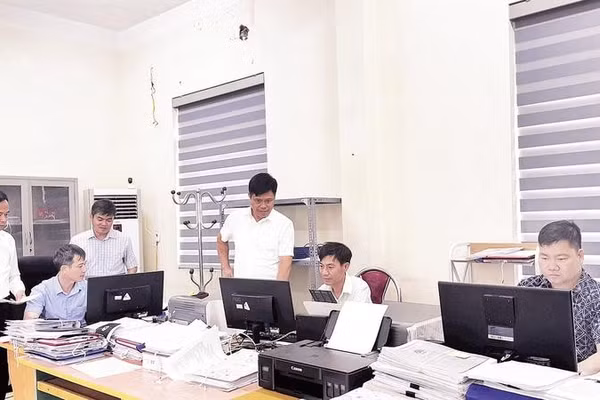 Cán bộ xã Thanh Sơn, tỉnh Phú Thọ rà soát hồ sơ địa chính phục vụ chuẩn hóa dữ liệu.
