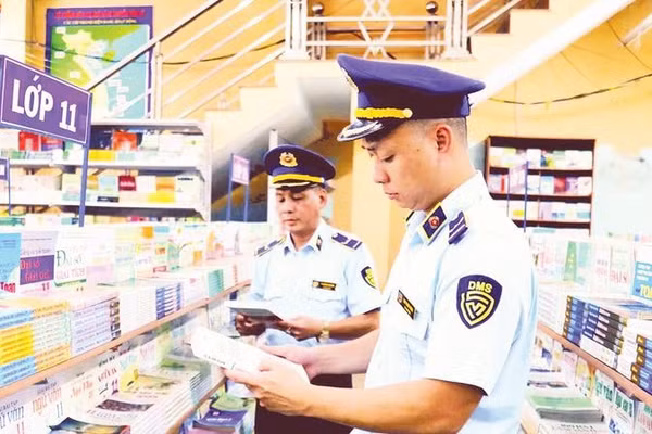 Đội Quản lý thị trường số 1 kiểm tra sách giáo khoa tại Siêu thị sách Thành Nghĩa, phường Đông Kinh (Ảnh TRÍ DŨNG)