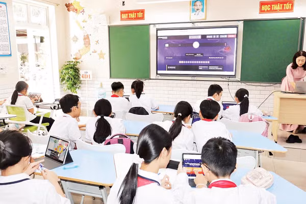“Phòng học thông minh, tương tác đa phương tiện” tại Trường trung học cơ sở Hoàng Diệu (phường Lê Chân, thành phố Hải Phòng).