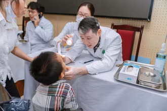 Bác sĩ khám sàng lọc cho bệnh nhi. 
