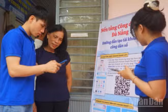 Thanh niên tình nguyện hướng dẫn người dân cài đặt ứng dụng Danang smart city.