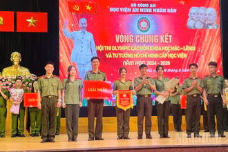 Thượng tá Nguyễn Hồng Thái, Phó Giám đốc Học viện An ninh nhân dân trao giải Nhất hội thi cho đội Chuyên khoa 2. (Ảnh: PHẠM CƯỜNG)