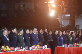 Tổng Bí thư Tô Lâm, các đồng chí lãnh đạo, nguyên lãnh đạo Đảng, Nhà nước tưởng nhớ đến Chủ tịch Hồ Chí Minh tại Cầu truyền hình “Hai tay xây dựng một sơn hà”, điểm cầu Cao Bằng. (Ảnh: Thống Nhất/TTXVN)