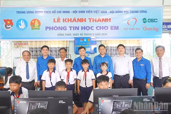 Trao công trình “Phòng tin học cho em”, trị giá 270 triệu đồng tặng Trường tiểu học-trung học cơ sở Tân Hộ Cơ. (Ảnh: HỮU NGHĨA)