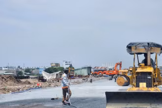 Thi công một gói thầu thuộc Dự án cải tạo kênh Tham Lương-Bến Cát- Rạch Nước lên do Ban Quản lý dự án đầu tư xây dựng hạ tầng đô thị Thành phố Hồ Chí Minh làm chủ đầu tư (Ảnh: THẾ ANH)