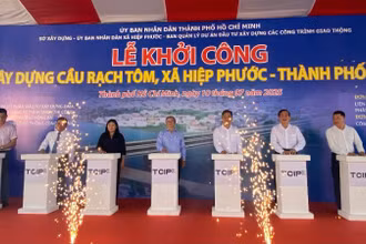 Chủ đầu tư và chính quyền địa phương bấm nút khởi công công trình cầu Rạch Tôm. (Ảnh: QUÝ HIỀN)