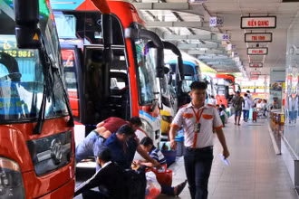 Xe khách giường nằm tại Bến xe Miền Tây. (Ảnh: QUÝ HIỀN)