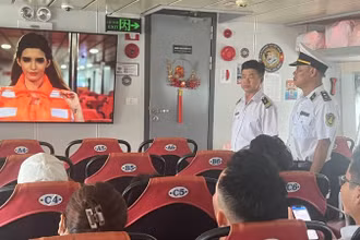 Hướng dẫn quy cách mặc áo phao trên tàu cao tốc Thành phố Hồ Chí Minh đi Vũng Tàu. (Ảnh: QUÝ HIỀN)