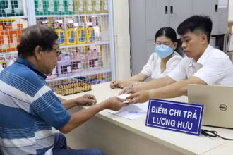 Chi trả lương hưu tại Thành phố Hồ Chí Minh. (Ảnh: QUÝ HIỀN)