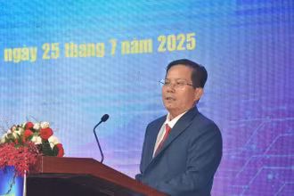 Tổng Biên tập Báo Người Lao Động Tô Đình Tuân ôn lai hành trình 50 năm tờ báo hình thành và phát triển.