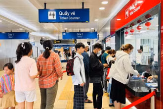 Hành khách mua vé đi tuyến Metro số 1 Bến Thành-Suối Tiên. (Ảnh: QUÝ HIỀN)