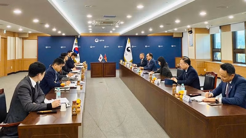 viet-nam-lam-viec-hq.jpg