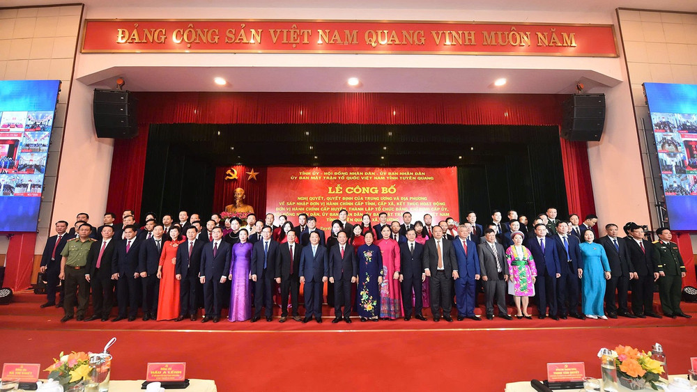 Ban Chấp hành Đảng bộ tỉnh Tuyên Quang chụp ảnh lưu niệm cùng các đại biểu Trung ương. anh-6.jpg