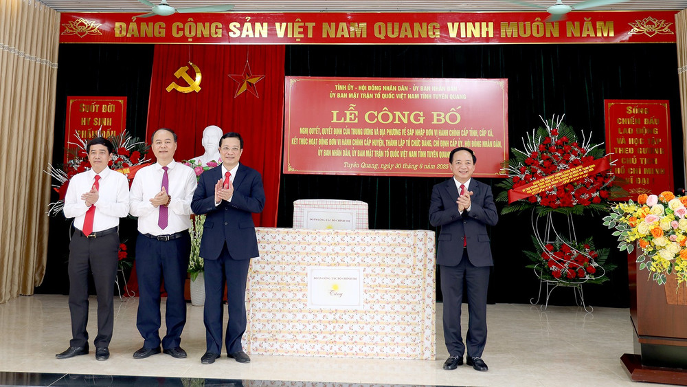 Thượng tướng Trịnh Văn Quyết, Bí thư Trung ương Đảng, Chủ nhiệm Tổng cục Chính trị Quân đội nhân dân Việt Nam tặng trang thiết bị cho Ủy ban nhân dân phường Nông Tiến, tỉnh Tuyên Quang. anh-9.jpg