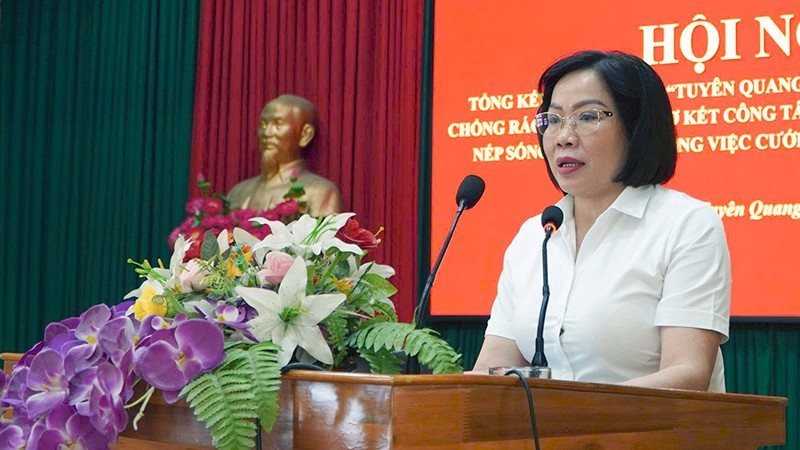 Đồng chí Tăng Thị Dương, Phó Chủ tịch Thường trực Ủy ban Mặt trận Tổ quốc Việt Nam tỉnh Tuyên Quang phát biểu tại Hội nghị. anh-5.jpg