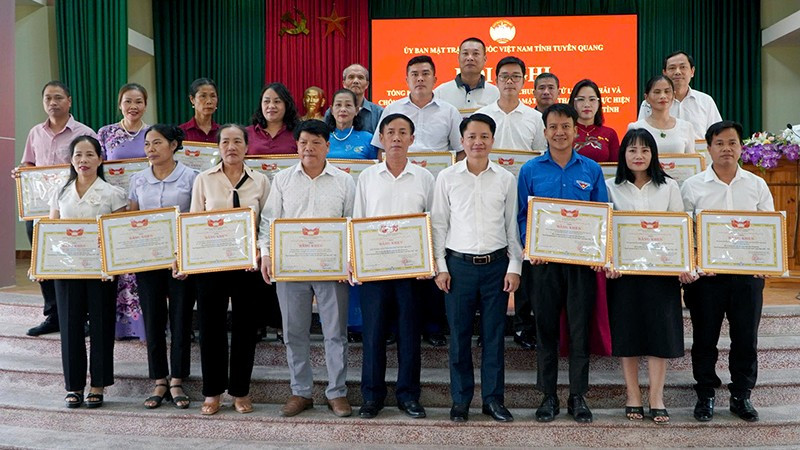 Lãnh đạo Ủy ban Mặt trận Tổ quốc Việt Nam tỉnh Tuyên Quang trao bằng khen của Ủy ban Mặt trận Tổ quốc Việt Nam tỉnh cho các tập thể, cá nhân. anh-3.jpg