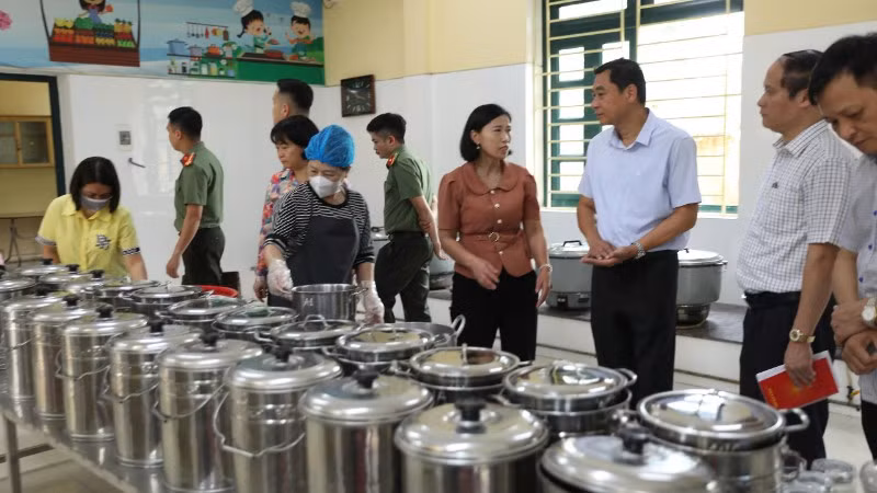 Đoàn kiểm tra của Sở Y tế tỉnh Tuyên Quang kiểm tra bếp ăn của Trường mầm non Đội Cấn.