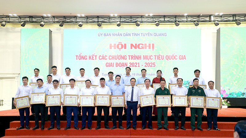 Lãnh đạo Ủy ban nhân dân tỉnh Tuyên Quang trao bằng khen cho các tập thể. anh-4.jpg