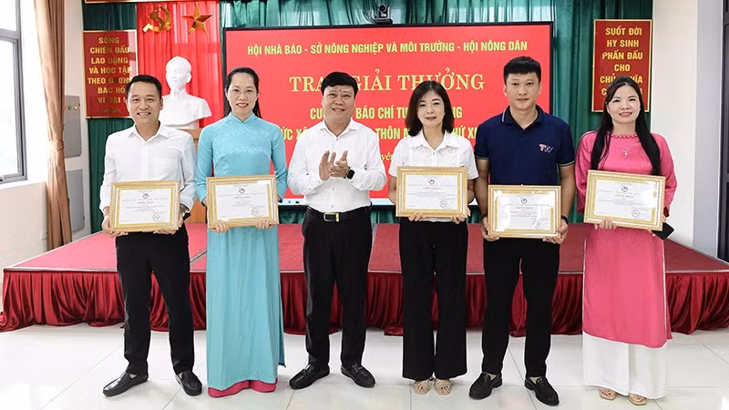 Đồng chí Mai Đức Thông, Tổng Biên tập Báo và Đài Phát thanh-Truyền hình, Chủ tịch Hội Nhà báo tỉnh Tuyên Quang trao giải A cho các tác giả.