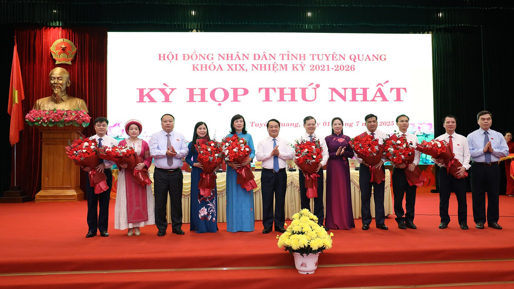 Các đồng chí lãnh đạo tỉnh Tuyên Quang tặng hoa chúc mừng lãnh đạo Hội đồng nhân dân tỉnh và các Ban của Hội đồng nhân dân tỉnh. anh-7.jpg