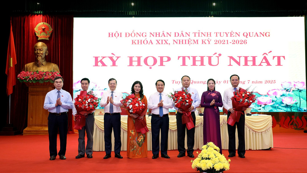 Đồng chí Hầu A Lềnh, Bí thư Tỉnh ủy Tuyên Quang cùng các đồng chí lãnh đạo Tỉnh ủy, Hội đồng nhân dân tỉnh tặng hoa chúc mừng các đồng chí lãnh đạo Ủy ban nhân dân tỉnh Tuyên Quang. anh-8.jpg