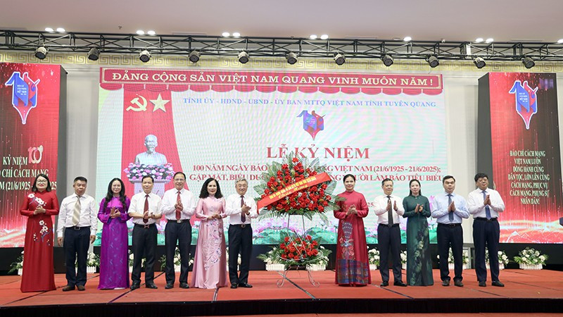 Lãnh đạo tỉnh Tuyên Quang tặng hoa chúc mừng các cơ quan báo chí trên địa bàn tỉnh. anh-4.jpg