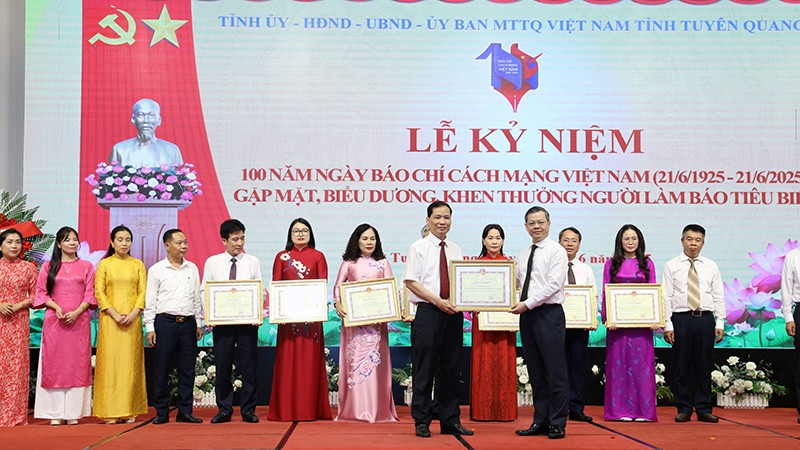 Chủ tịch Ủy ban nhân dân tỉnh Tuyên Quang trao bằng khen cho các cá nhân. anh-6.jpg