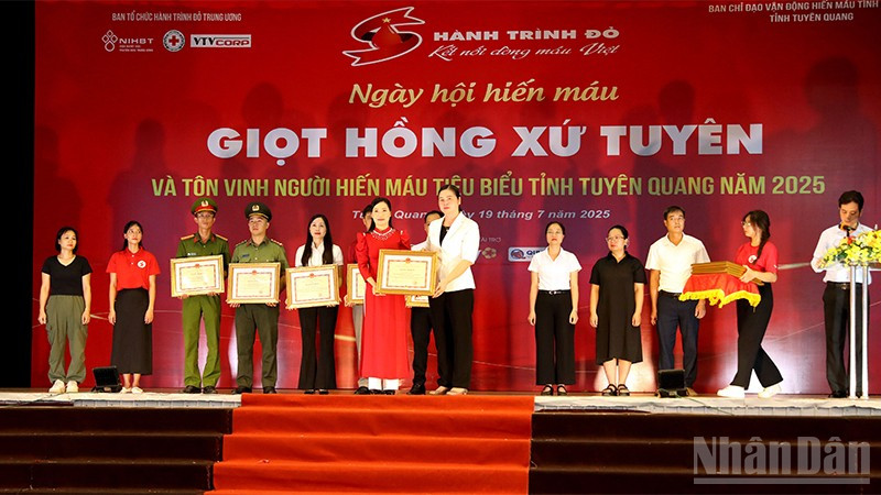 Đại diện lãnh đạo Đoàn đại biểu Quốc hội tỉnh Tuyên Quang trao bằng khen cho các cá nhân. ndo_br_3.jpg