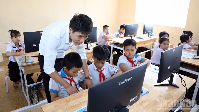 Phòng tin học của Trường tiểu học Minh Cầm, xã Nhữ Khê, tỉnh Tuyên Quang được đầu tư hiện đại. 
