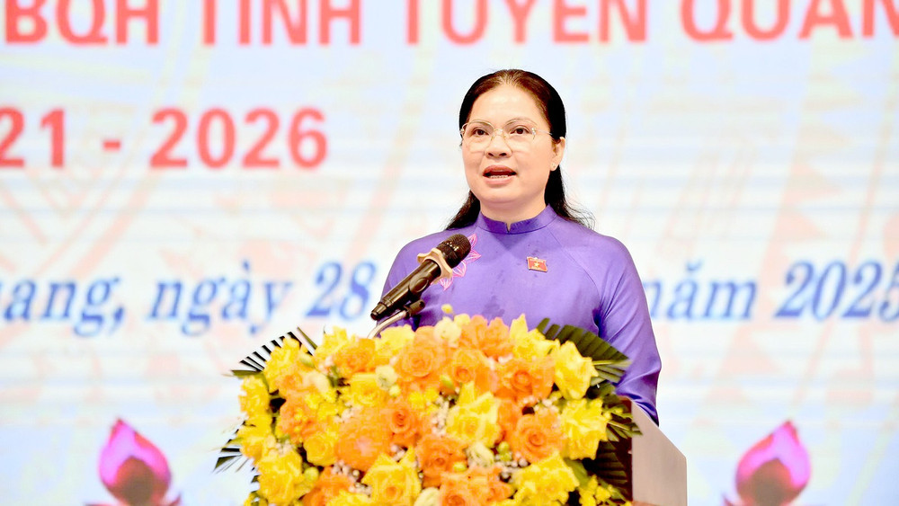 Đồng chí Hà Thị Nga, Ủy viên Trung ương Đảng, Bí thư Tỉnh ủy, Trưởng Đoàn đại biểu Quốc hội tỉnh Tuyên Quang phát biểu chào mừng tại buổi gặp mặt. anh-2.jpg